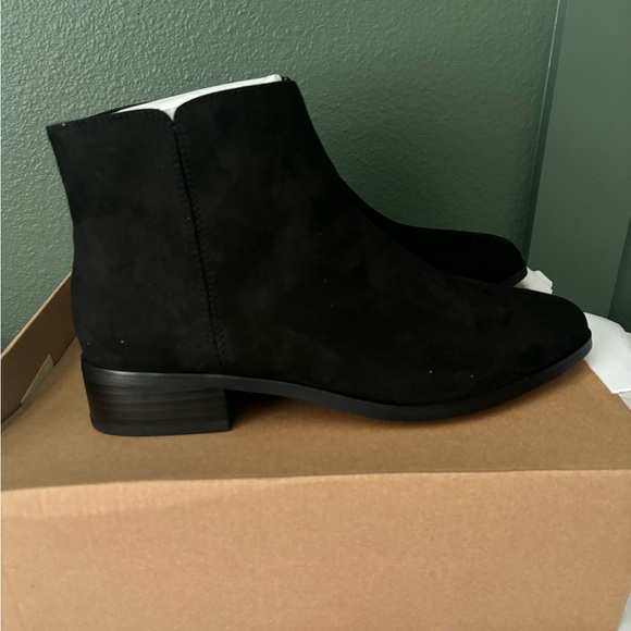 Flat Ankle Boots - Picture 2 of 5